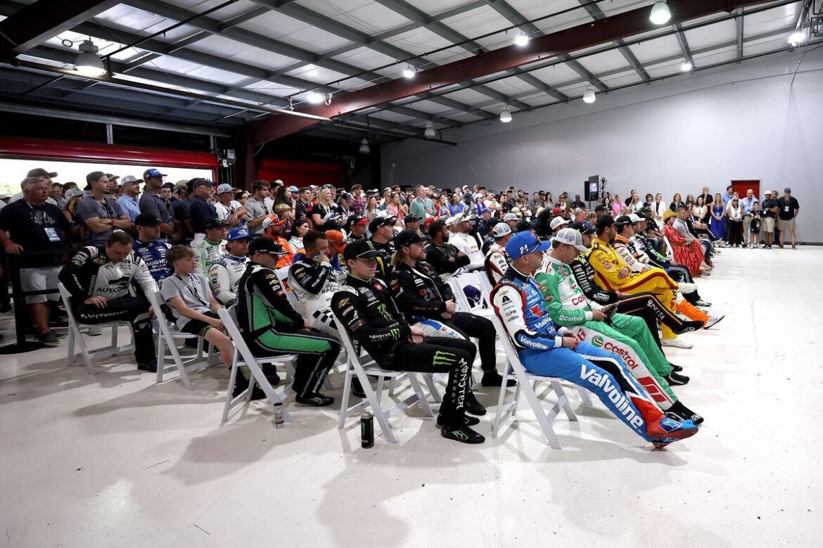 drivers-meeting.jpg