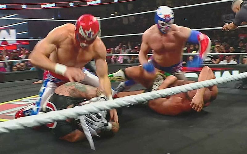 ic-title-1-contender-match-ends-in-mugging-during-1027-wwe-raw-06.jpg